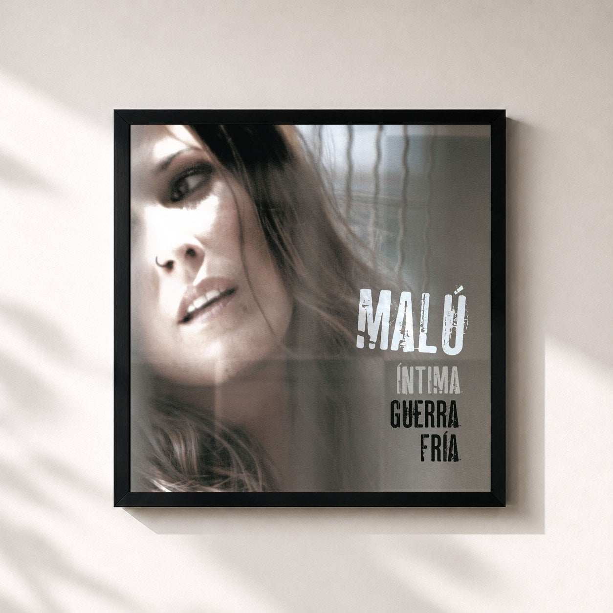 #noir Tableau carré de l'album Intima Guerra Fria de Malú, cadre noir 32x32 cm