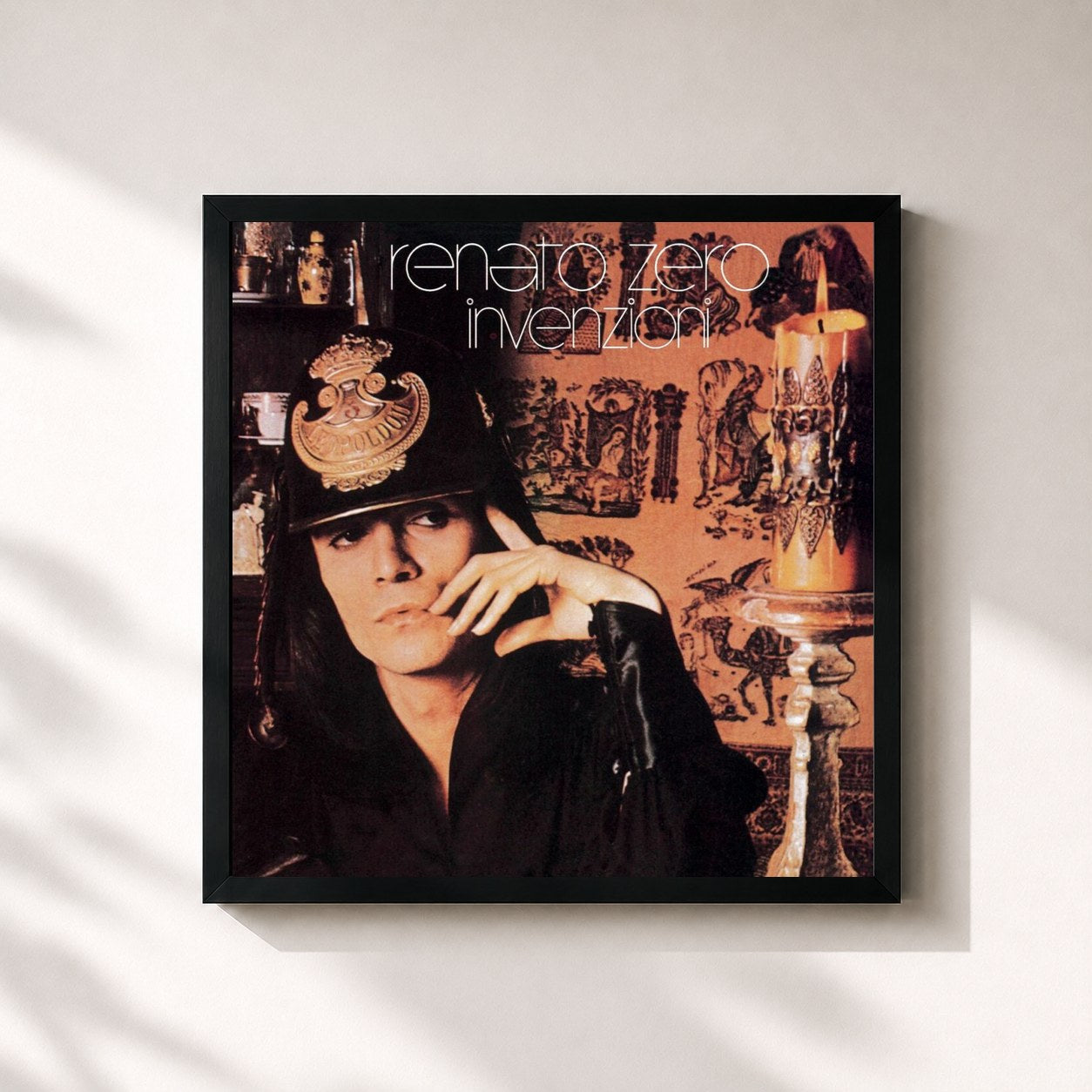 #noir Tableau carré de l'album Invenzioni de Renato Zero, cadre noir 32x32 cm