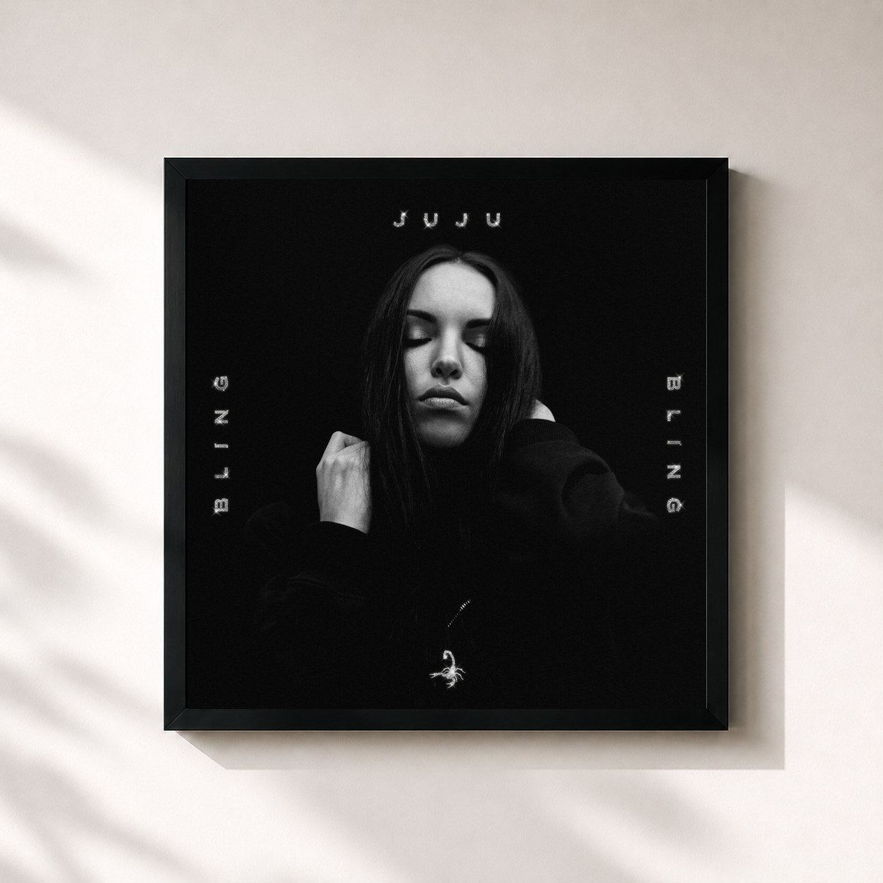 #noir Tableau carré de l'album Bling Bling de Juju, cadre noir 32x32 cm
