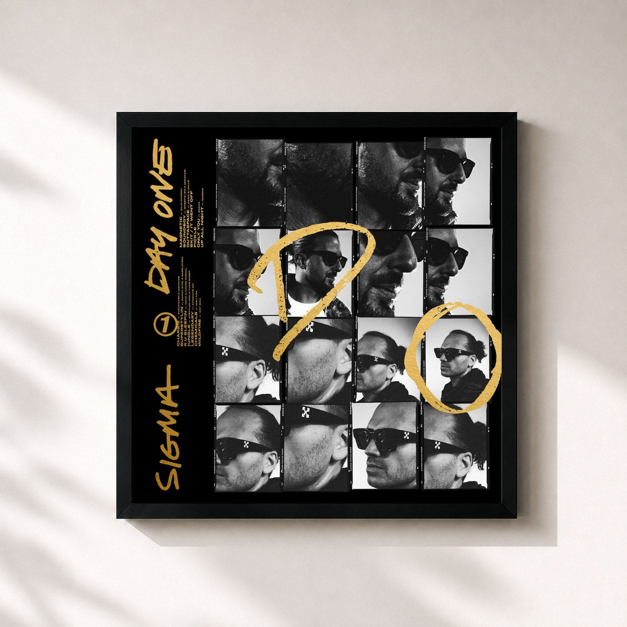 #noir Tableau carré de l'album DAY ONE de Sigma, cadre noir 32x32 cm