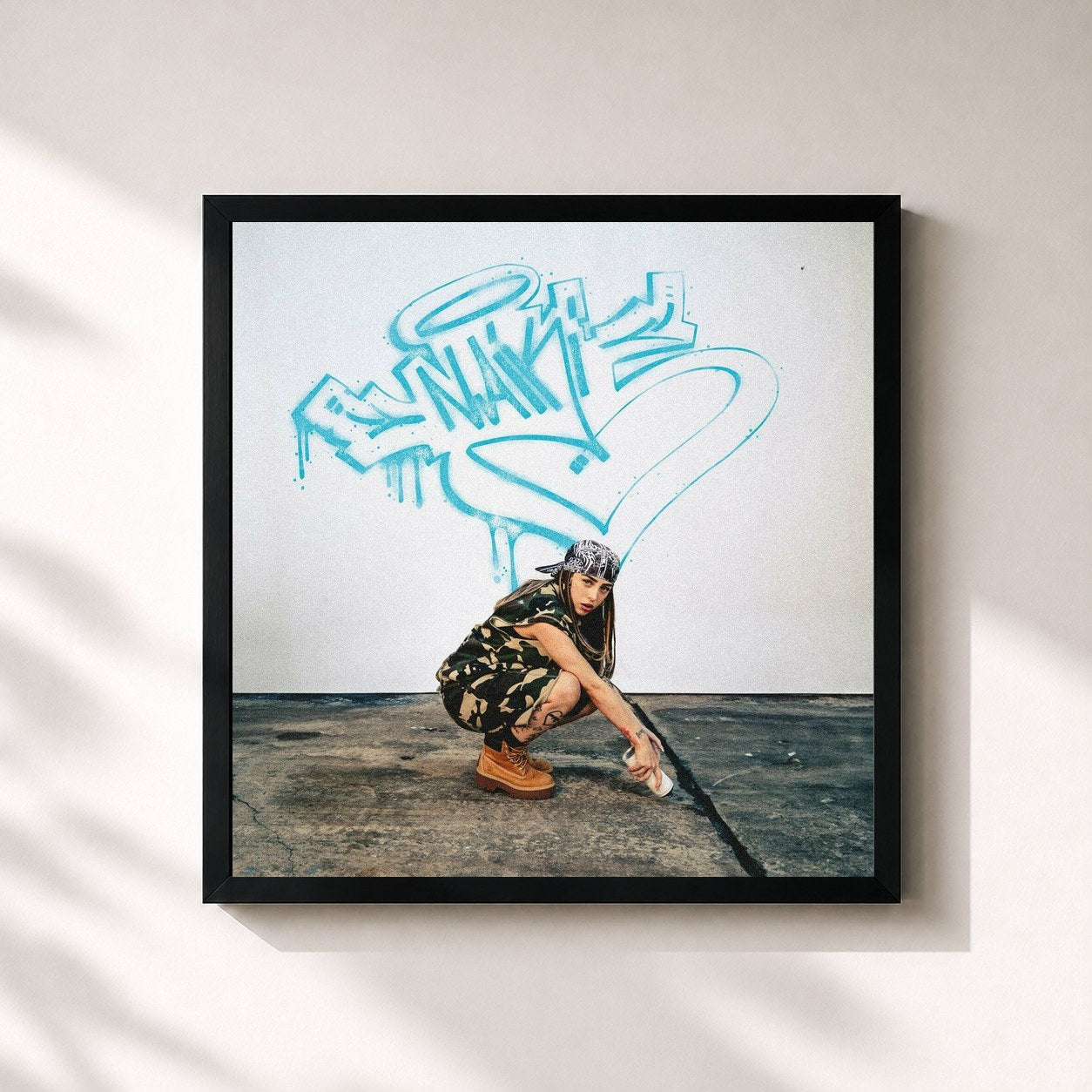 #noir Tableau carré de l'album NAIKI de Nicki Nicole, cadre noir 32x32 cm