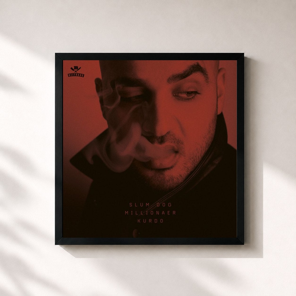 #noir Tableau carré de l'album Slum Dog Millionaer (Deluxe Edition) de Kurdo, cadre noir 32x32 cm