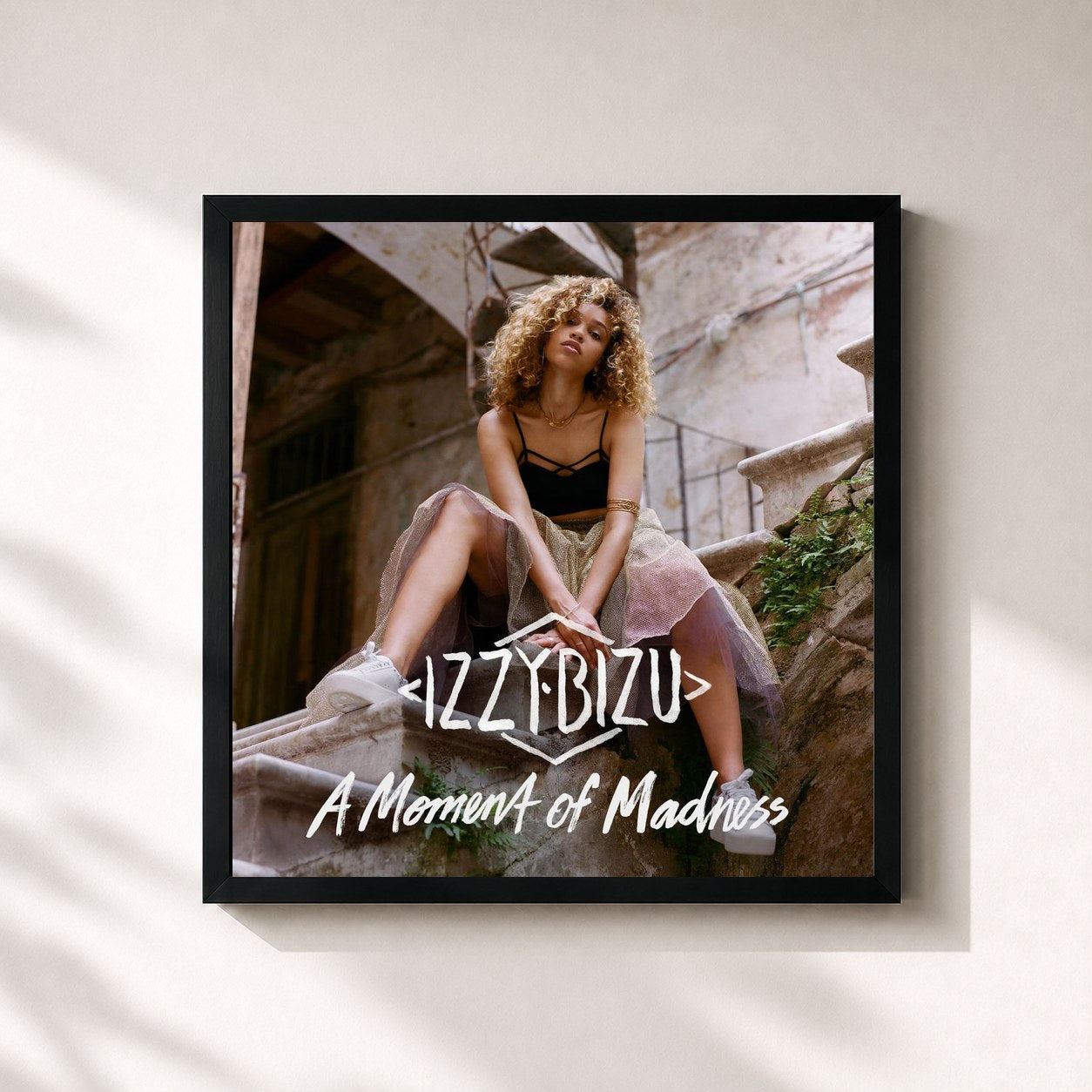 #noir Tableau carré de l'album A Moment of Madness (Deluxe) de Izzy Bizu, cadre noir 32x32 cm