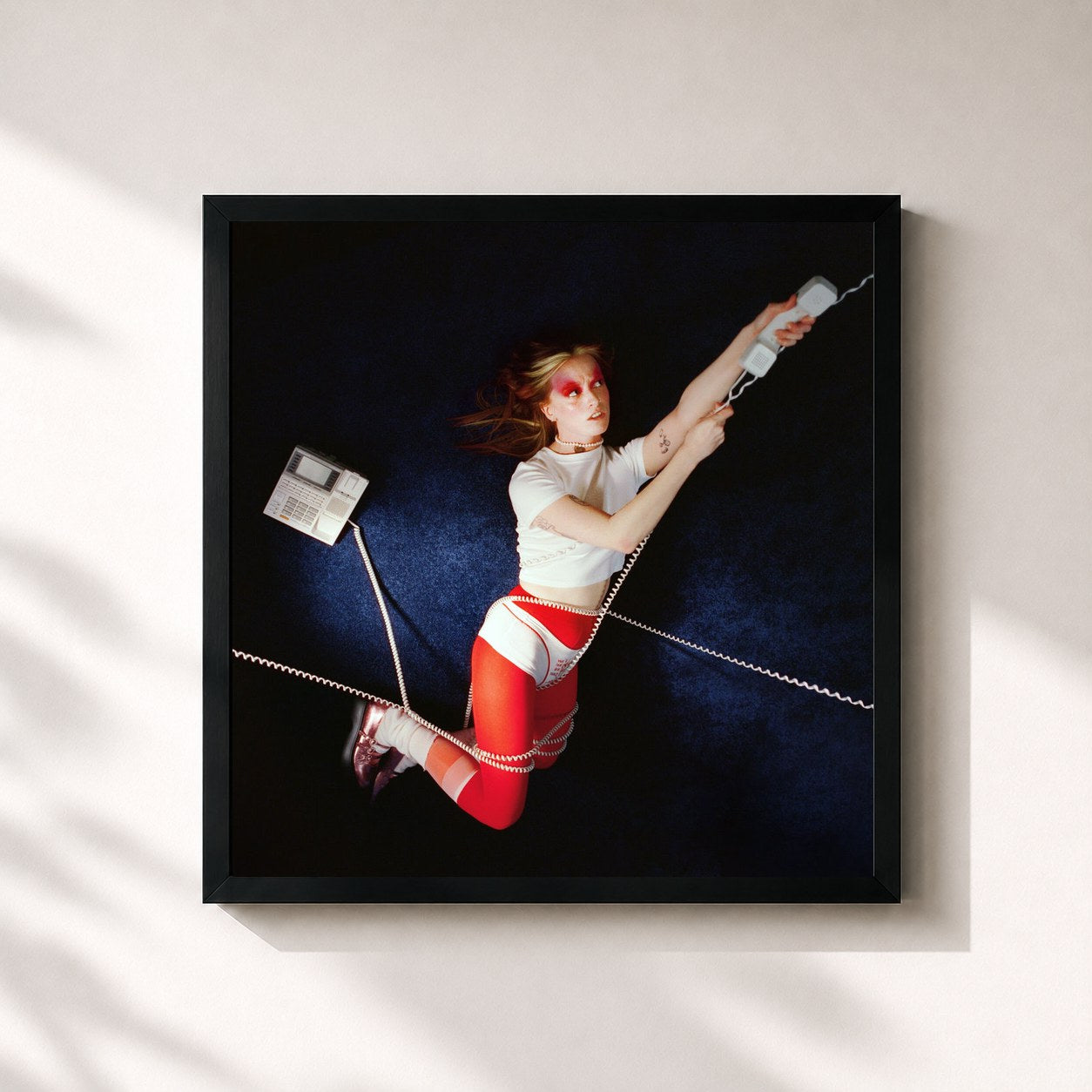#noir Tableau carré de l'album Everybody Needs a Hero de Orla Gartland, cadre noir 32x32 cm