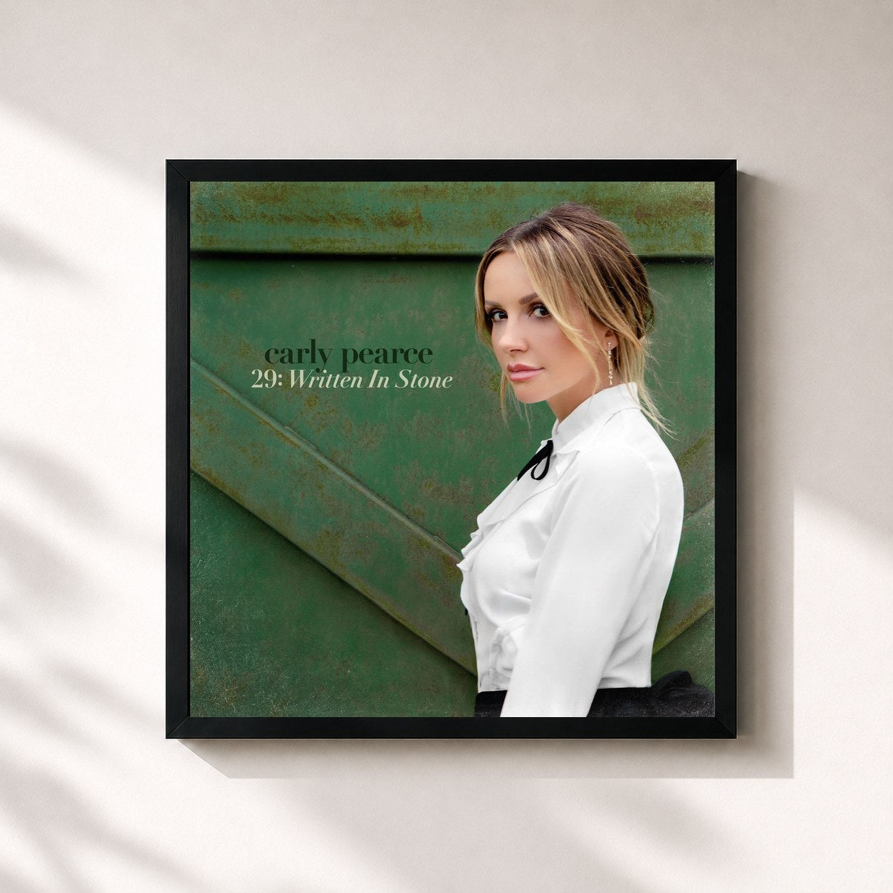 #noir Tableau carré de l'album 29: Written In Stone de Carly Pearce, cadre noir 32x32 cm