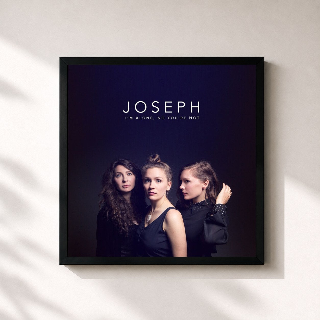 #noir Tableau carré de l'album I'm Alone, No You're Not de Joseph, cadre noir 32x32 cm