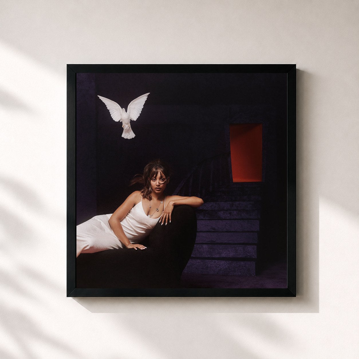 #noir Tableau carré de l'album Heaven knows de PinkPantheress, cadre noir 32x32 cm