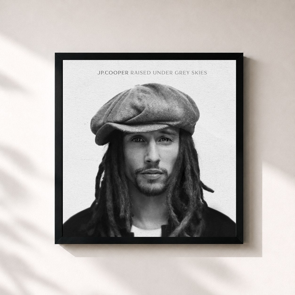 #noir Tableau carré de l'album Raised Under Grey Skies (Deluxe) de JP Cooper, cadre noir 32x32 cm