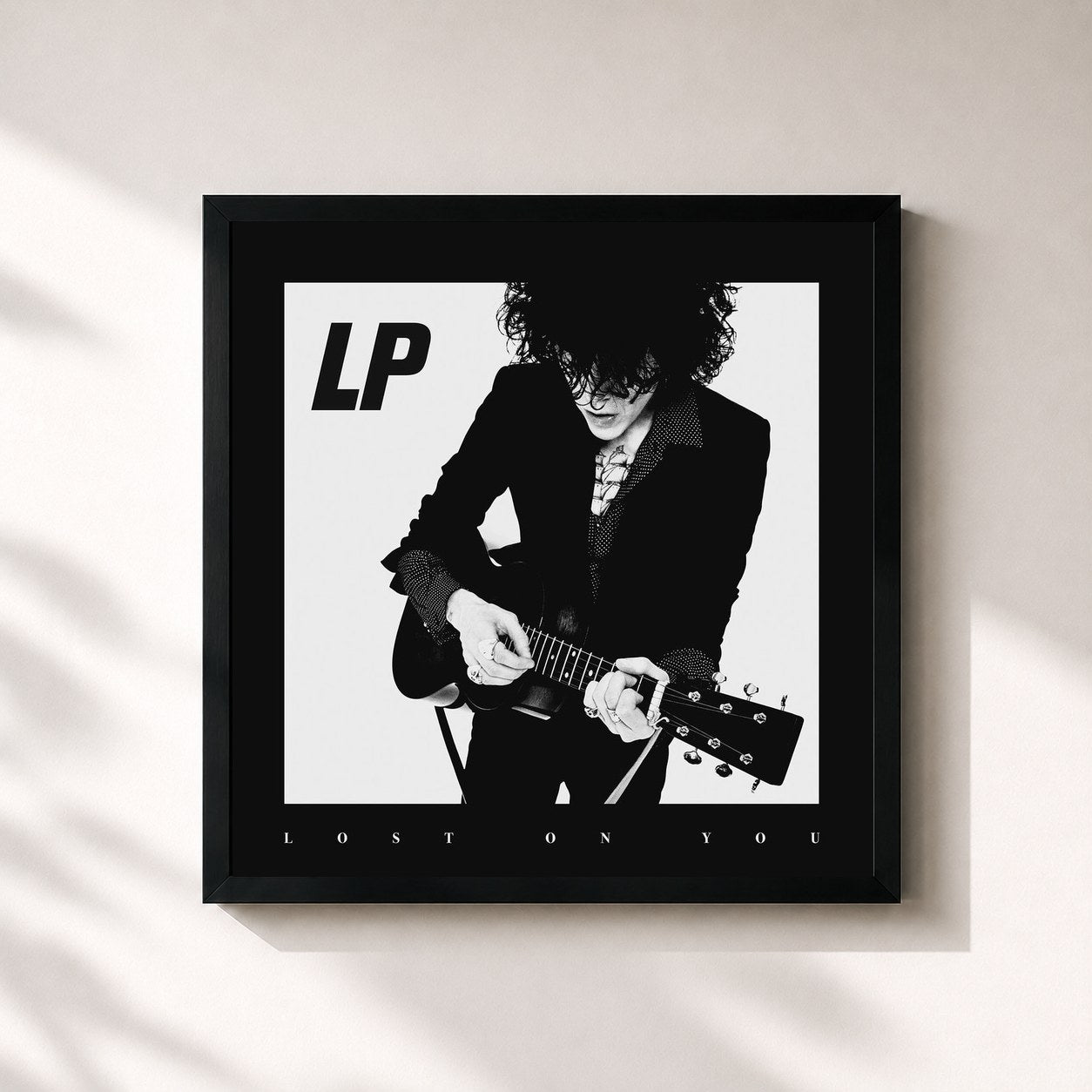 #noir Tableau carré de l'album Lost On You de LP, cadre noir 32x32 cm