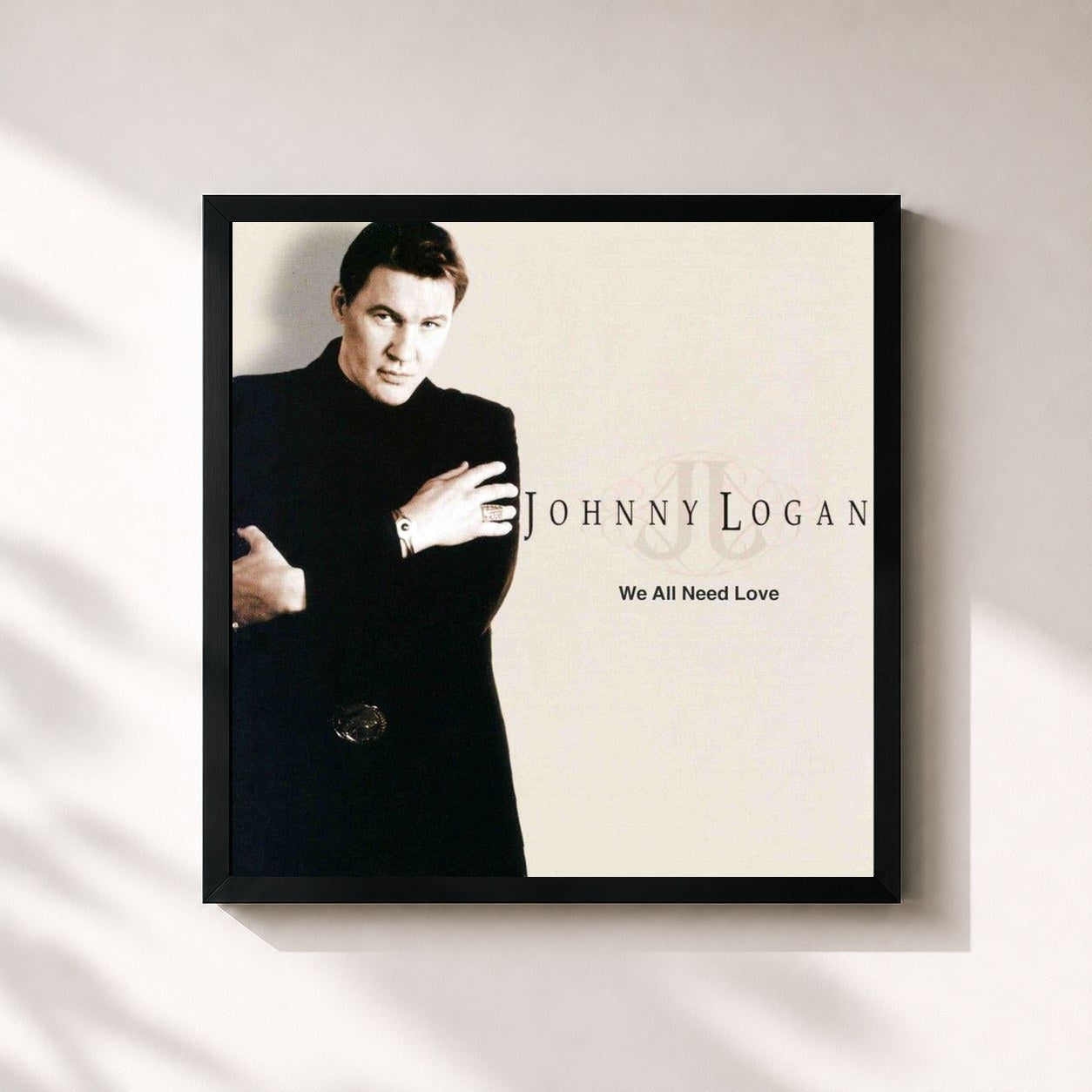 #noir Tableau carré de l'album We All Need Love de Johnny Logan, cadre noir 32x32 cm