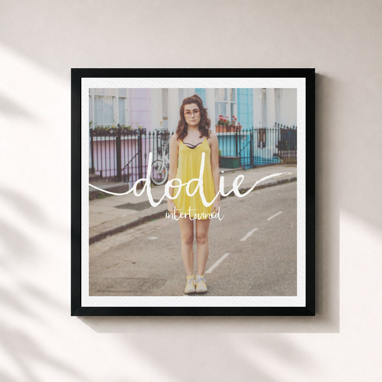 #noir Tableau carré de l'album Intertwined - EP de dodie, cadre noir 32x32 cm