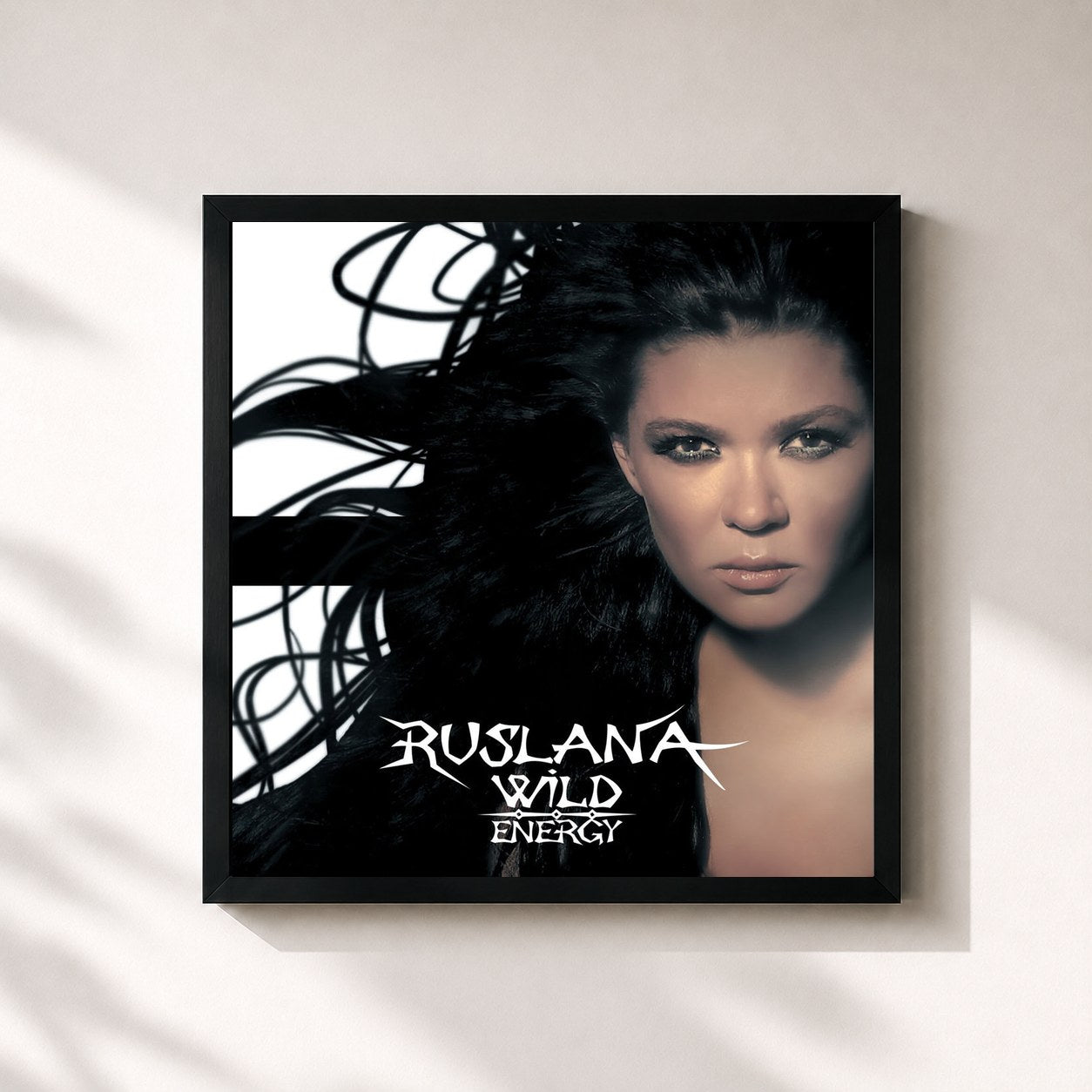 #noir Tableau carré de l'album Wild Energy de Ruslana, cadre noir 32x32 cm
