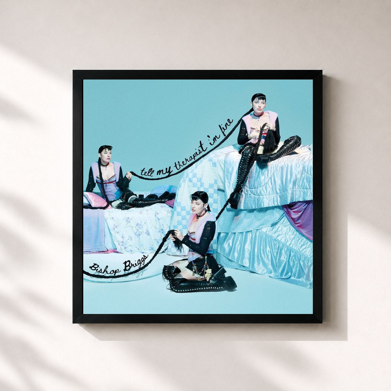 #noir Tableau carré de l'album Tell My Therapist I'm Fine de Bishop Briggs, cadre noir 32x32 cm