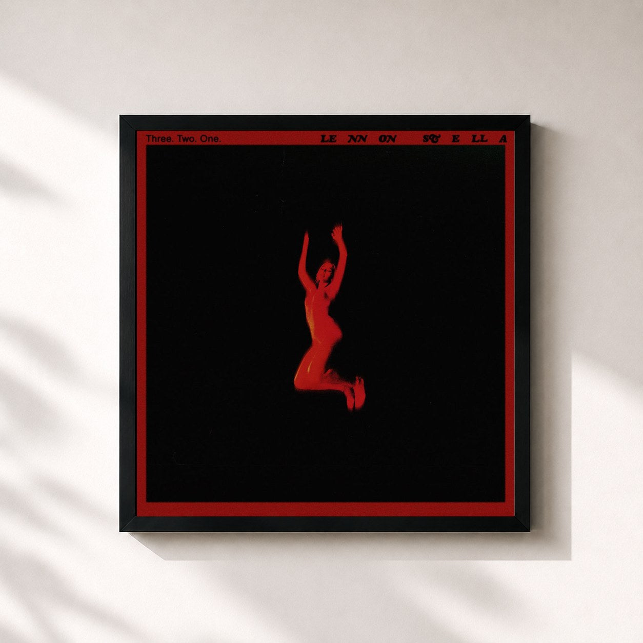 #noir Tableau carré de l'album Three. Two. One. de Lennon Stella, cadre noir 32x32 cm