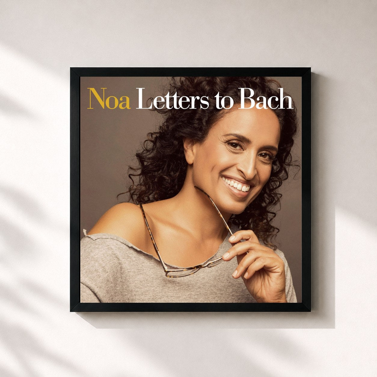 #noir Tableau carré de l'album Letters to Bach de Noa, cadre noir 32x32 cm