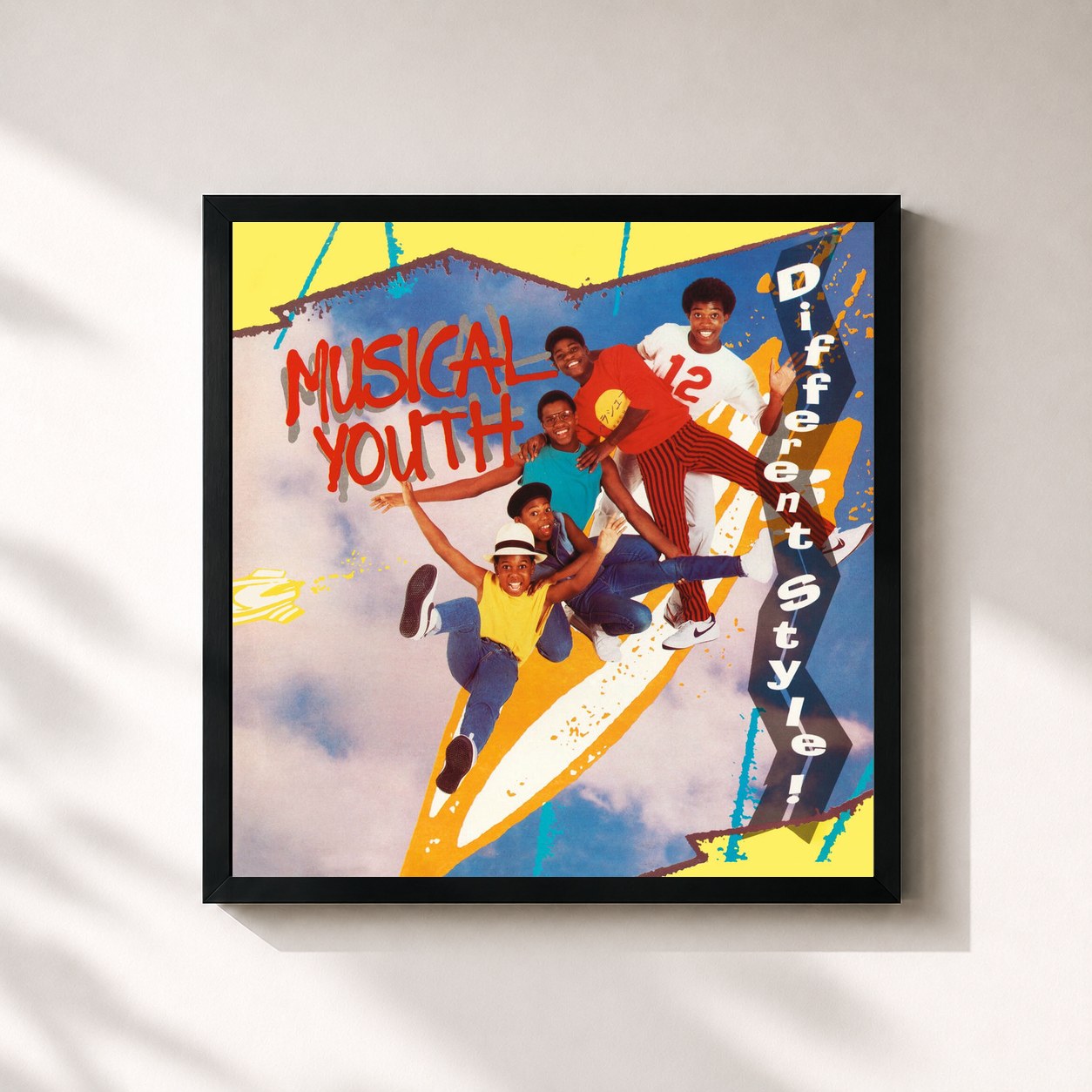 #noir Tableau carré de l'album Different Style de Musical Youth, cadre noir 32x32 cm