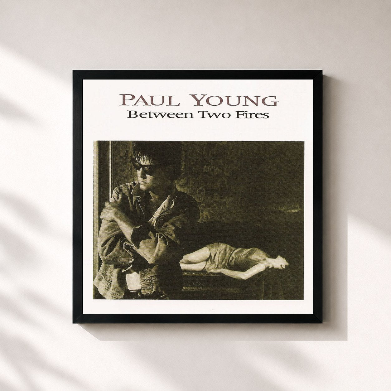 #noir Tableau carré de l'album Between Two Fires (Expanded Edition) de Paul Young, cadre noir 32x32 cm