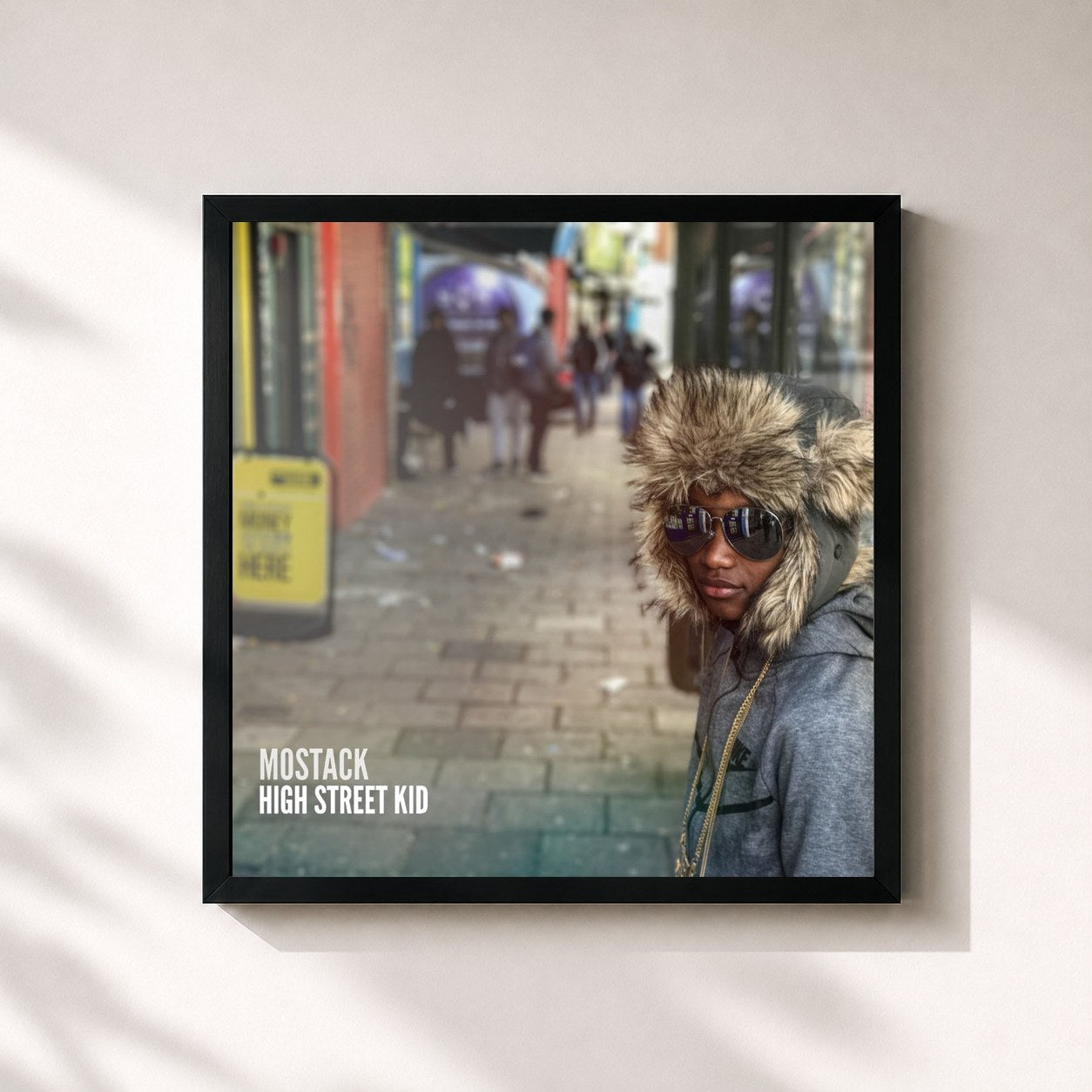 #noir Tableau carré de l'album High Street Kid de Mostack, cadre noir 32x32 cm