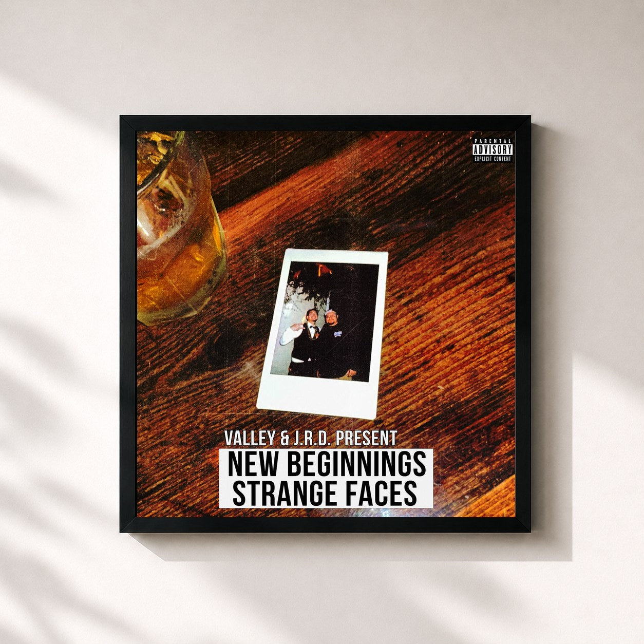 #noir Tableau carré de l'album NEW BEGINNINGS STRANGE FACES de Valley, cadre noir 32x32 cm