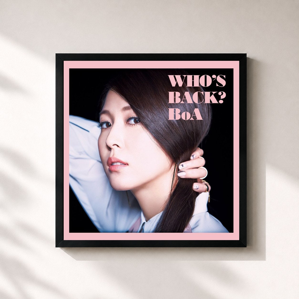 #noir Tableau carré de l'album WHO'S BACK? de BoA, cadre noir 32x32 cm