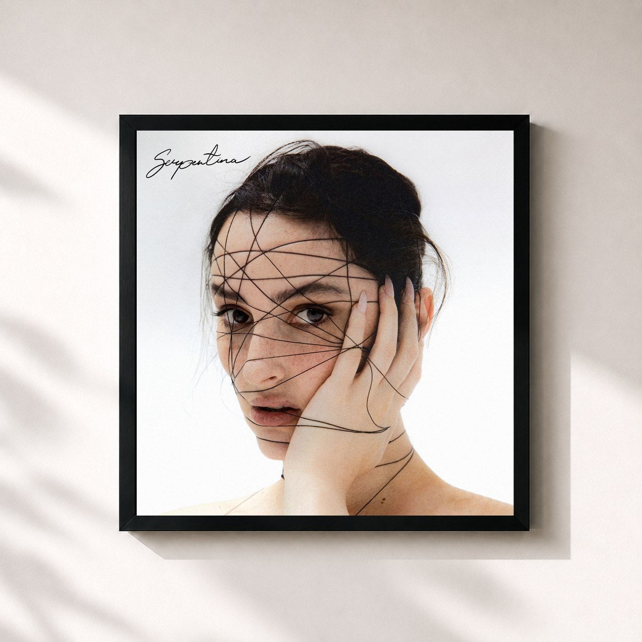 #noir Tableau carré de l'album Serpentina de Banks, cadre noir 32x32 cm