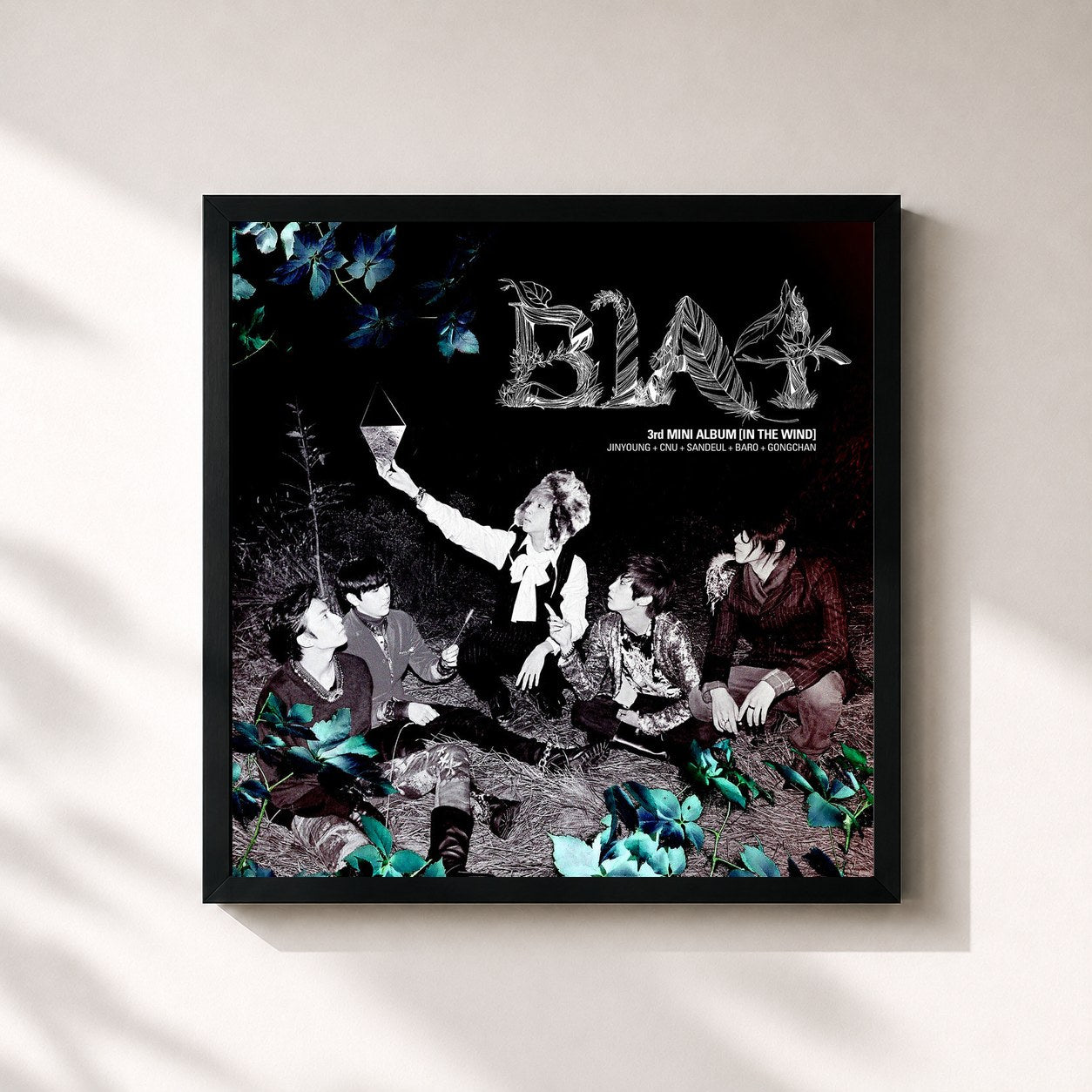 #noir Tableau carré de l'album IN THE WIND de B1A4, cadre noir 32x32 cm