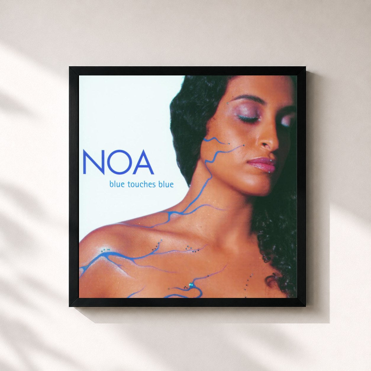 #noir Tableau carré de l'album Blue Touches Blue de Noa, cadre noir 32x32 cm