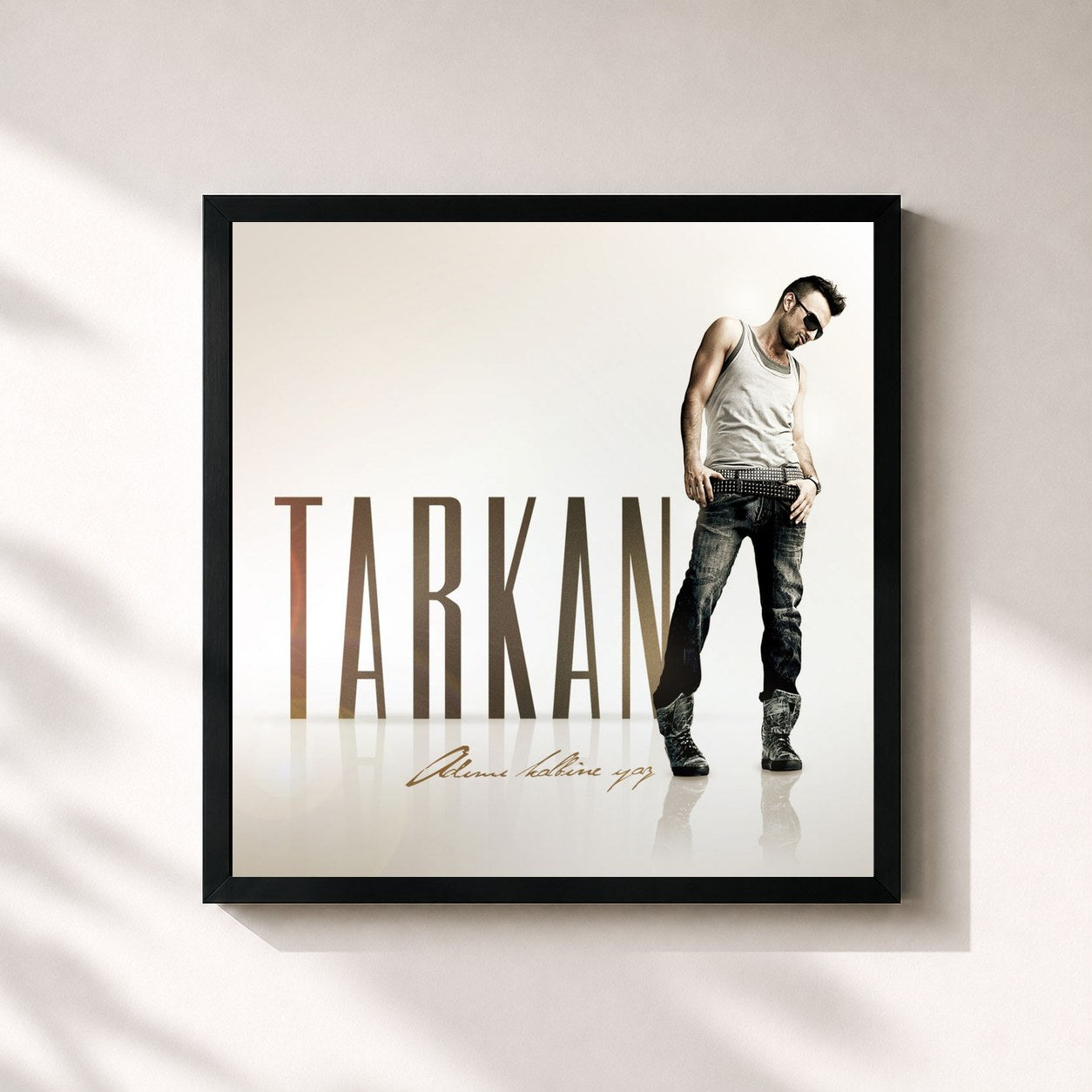 #noir Tableau carré de l'album Adımı Kalbine Yaz de Tarkan, cadre noir 32x32 cm
