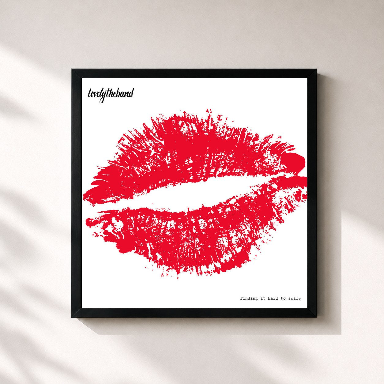 #noir Tableau carré de l'album finding it hard to smile de lovelytheband, cadre noir 32x32 cm