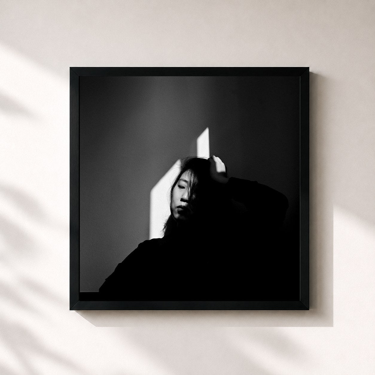 #noir Tableau carré de l'album Invisible Love de Susie Suh, cadre noir 32x32 cm
