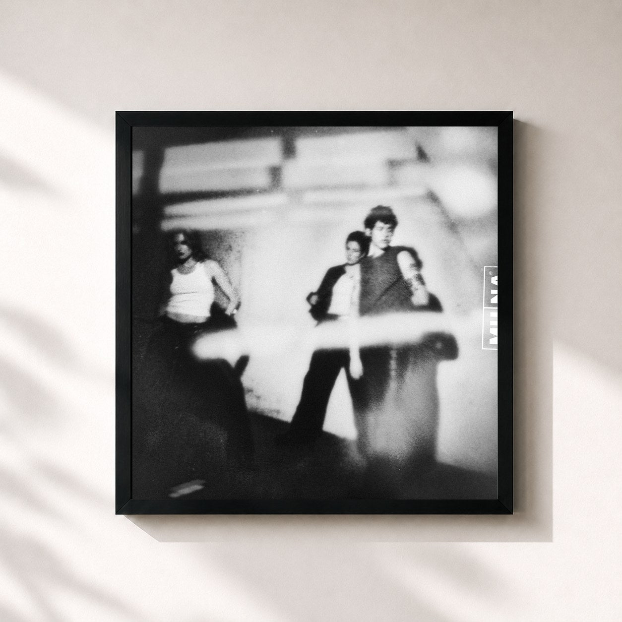 #noir Tableau carré de l'album Dancing On The Wall de MUNA, cadre noir 32x32 cm