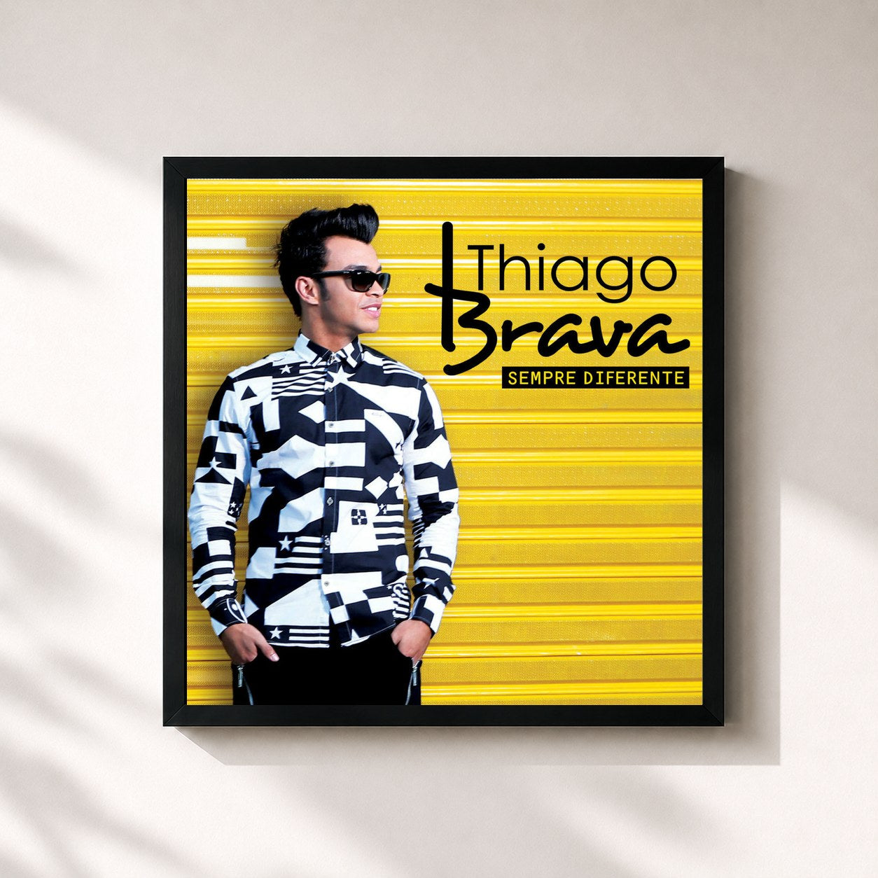 #noir Tableau carré de l'album Sempre Diferente de Thiago Brava, cadre noir 32x32 cm