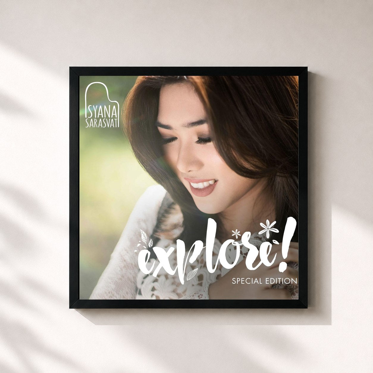 #noir Tableau carré de l'album EXPLORE! (Special Edition) de Isyana Sarasvati, cadre noir 32x32 cm