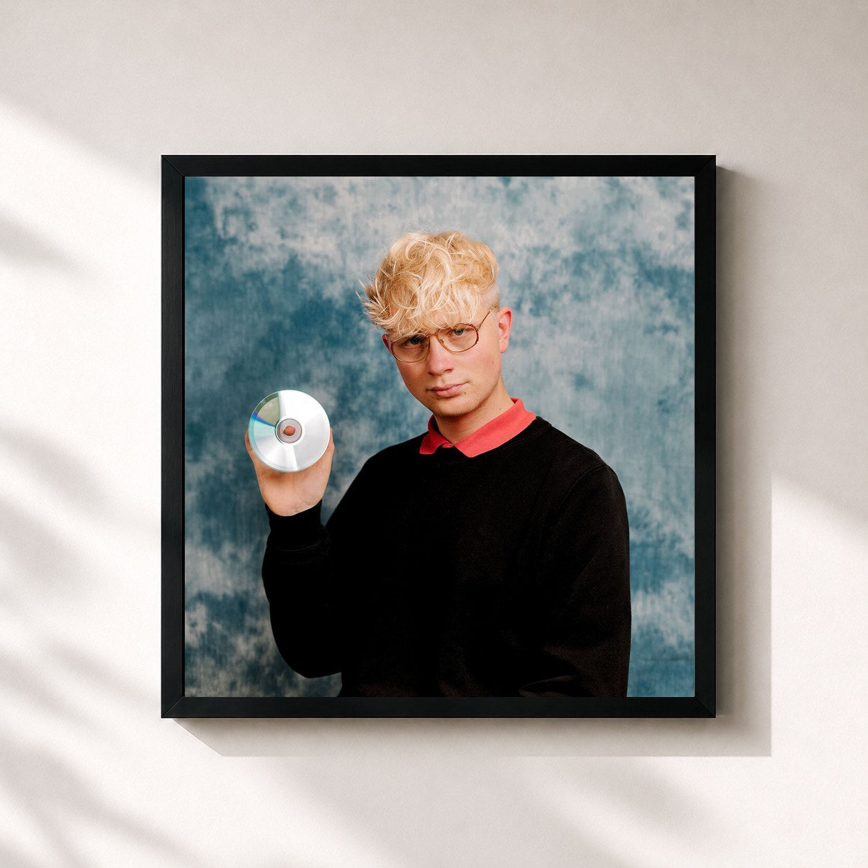 #noir Tableau carré de l'album Scandinavian Boy de Joost, cadre noir 32x32 cm