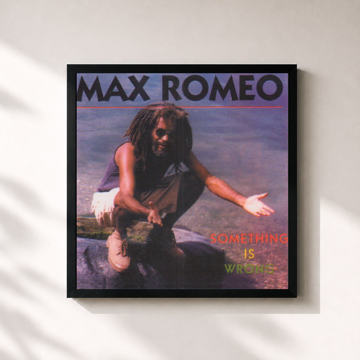 #noir Tableau carré de l'album Something Is Wrong de Max Romeo, cadre noir 32x32 cm