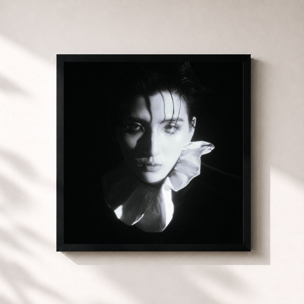 #noir Tableau carré de l'album Wanderer de Max, cadre noir 32x32 cm