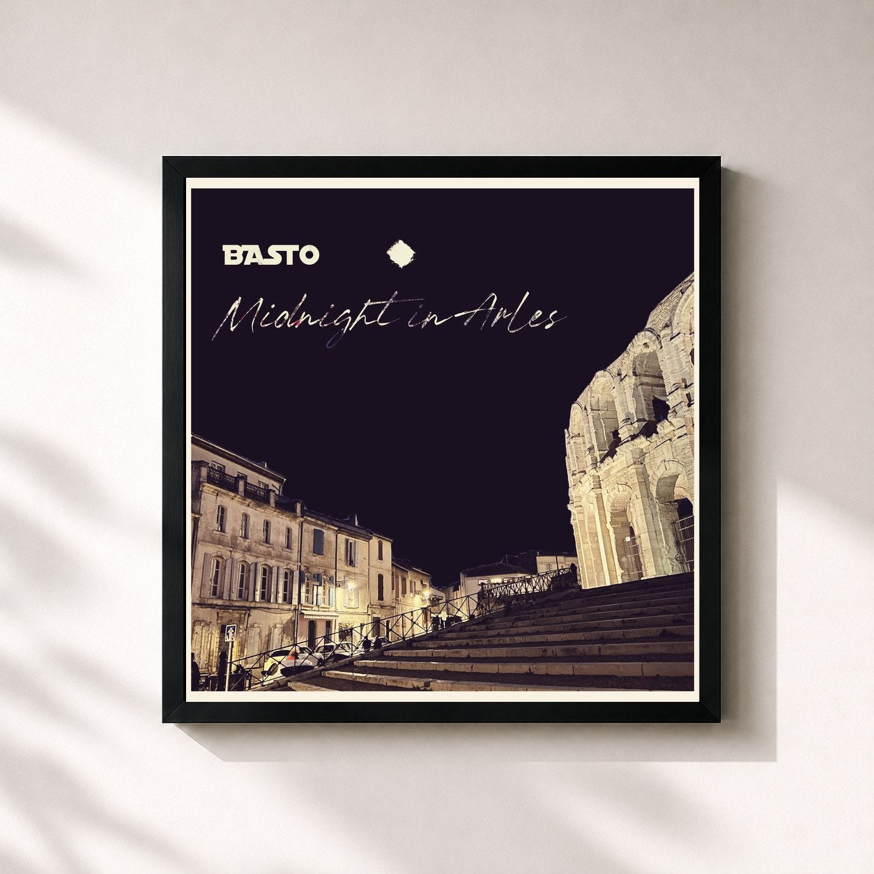 #noir Tableau carré de l'album Midnight in Arles de Basto, cadre noir 32x32 cm