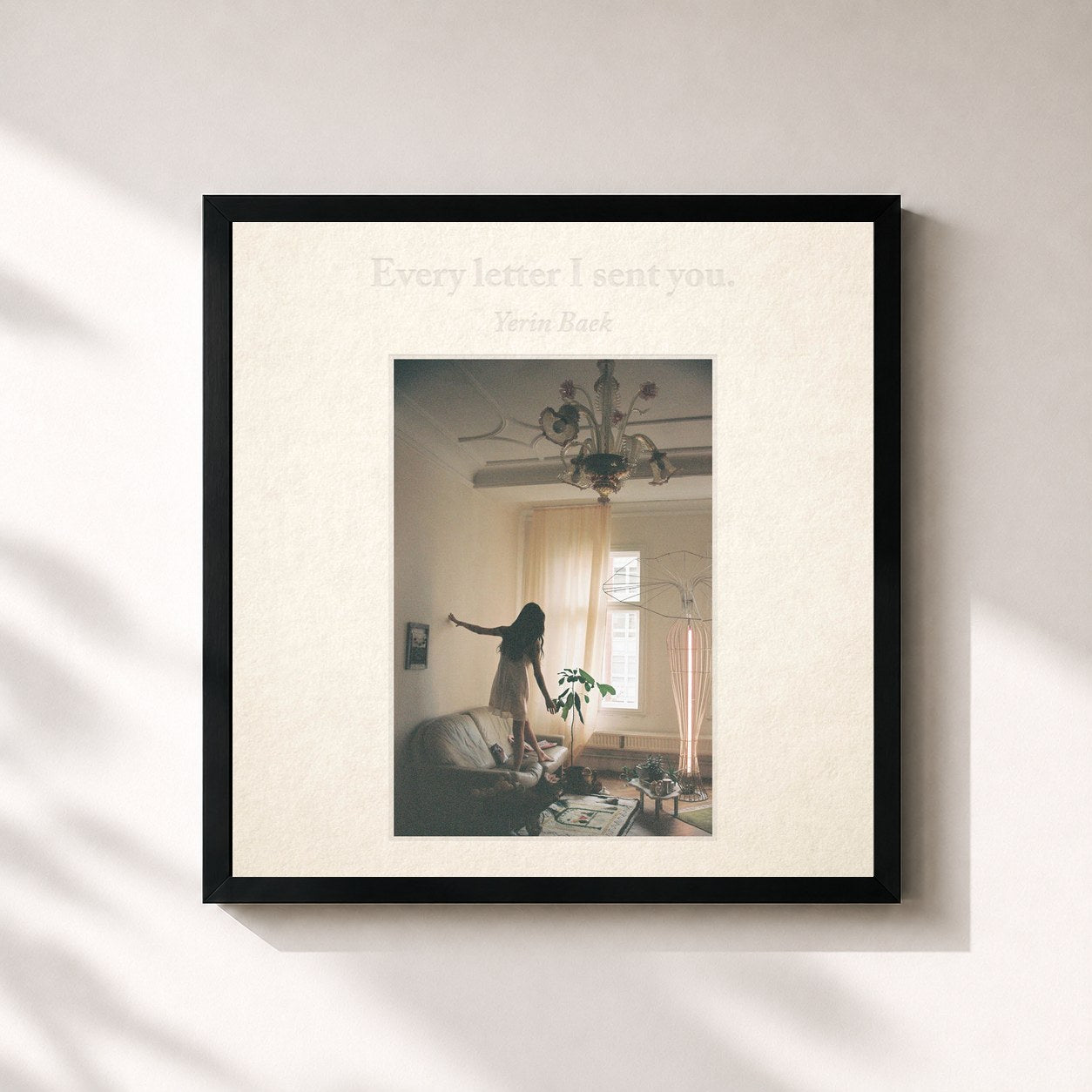 #noir Tableau carré de l'album Every letter I sent you. de Yerin Baek, cadre noir 32x32 cm