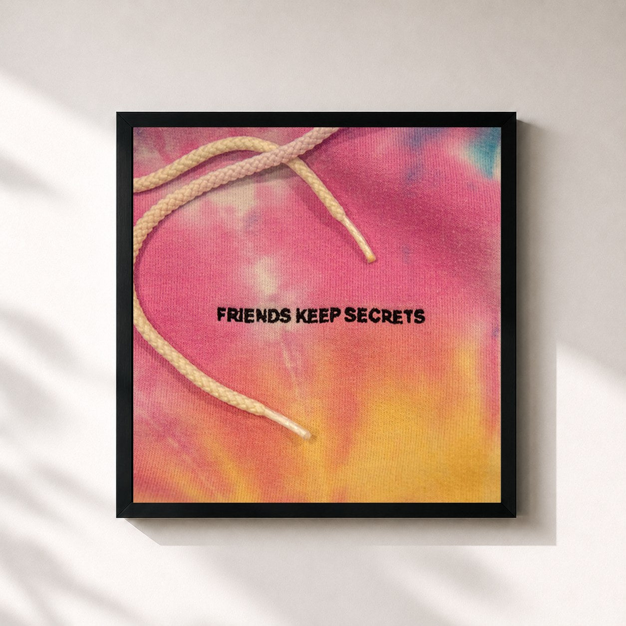 #noir Tableau carré de l'album FRIENDS KEEP SECRETS de Benny Blanco, cadre noir 32x32 cm