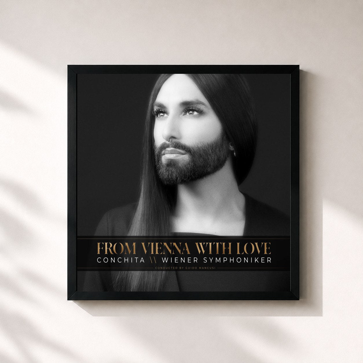 #noir Tableau carré de l'album From Vienna with Love de Conchita Wurst, cadre noir 32x32 cm