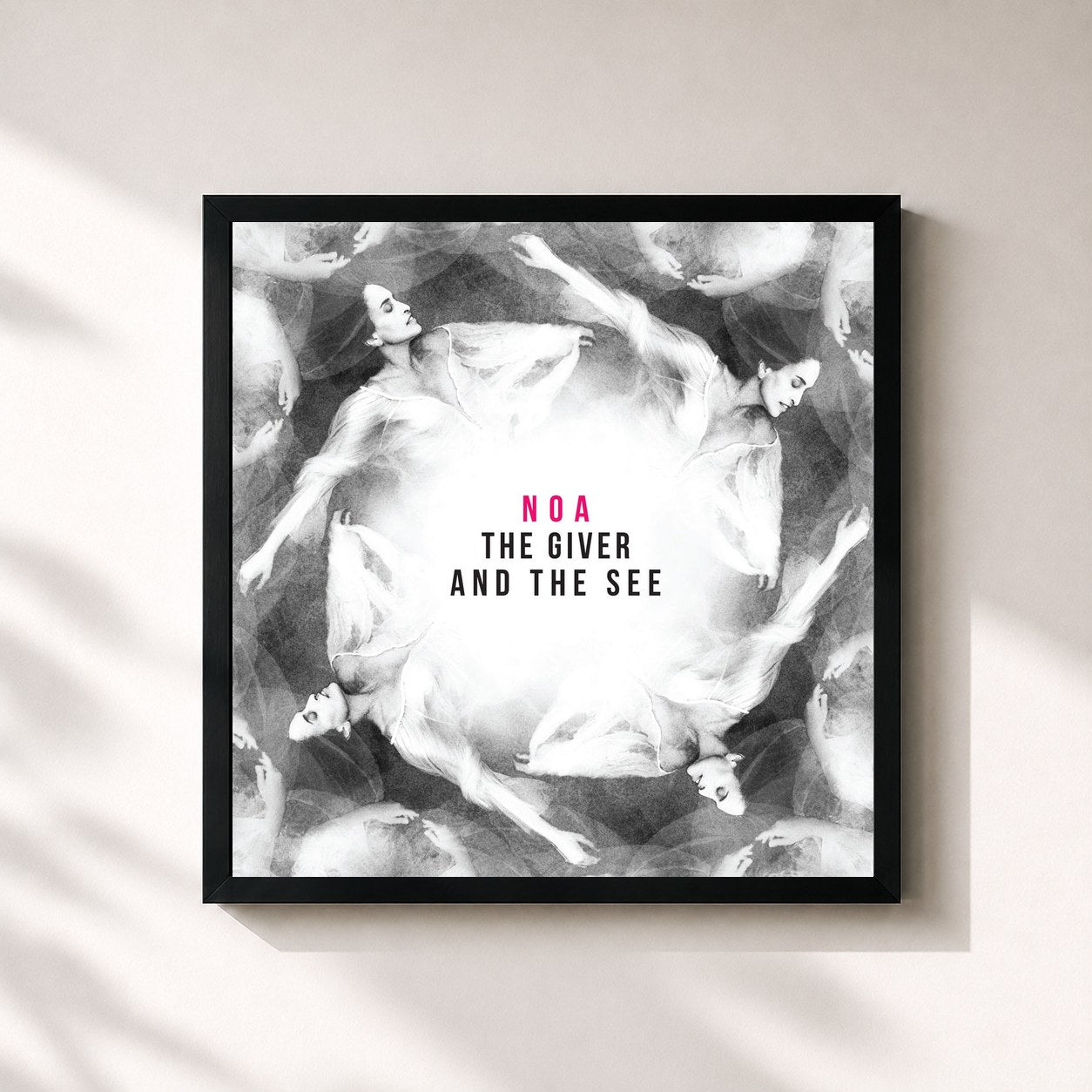 #noir Tableau carré de l'album The Giver and the See de Noa, cadre noir 32x32 cm