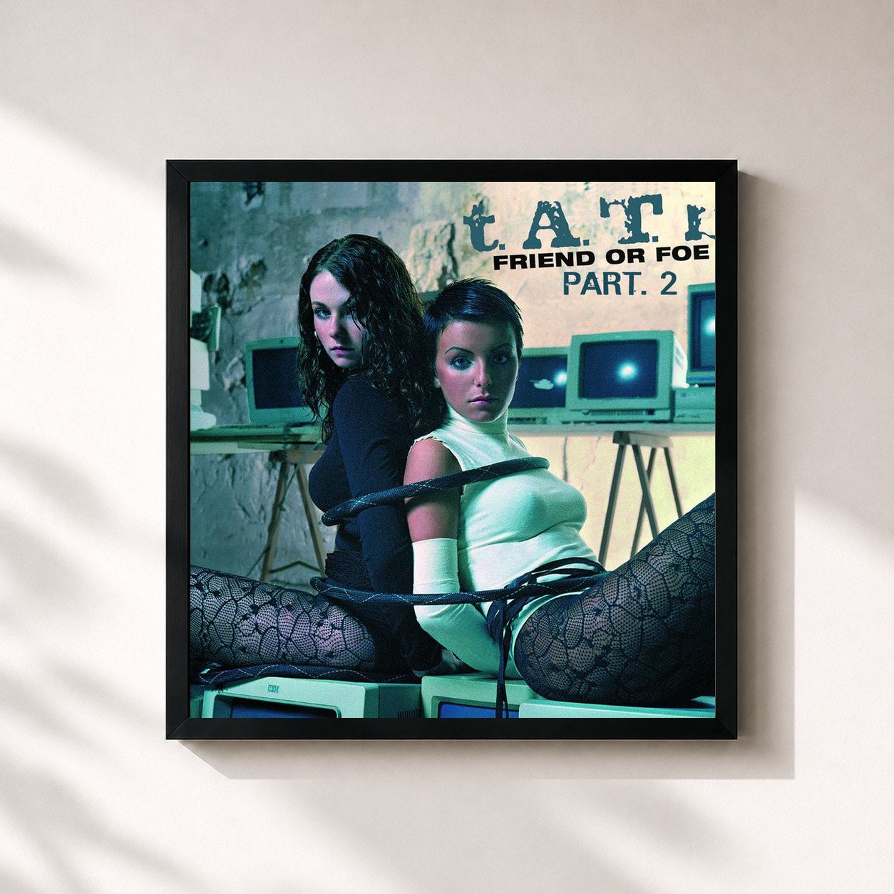 #noir Tableau carré de l'album Friend Or Foe de t.A.T.u., cadre noir 32x32 cm