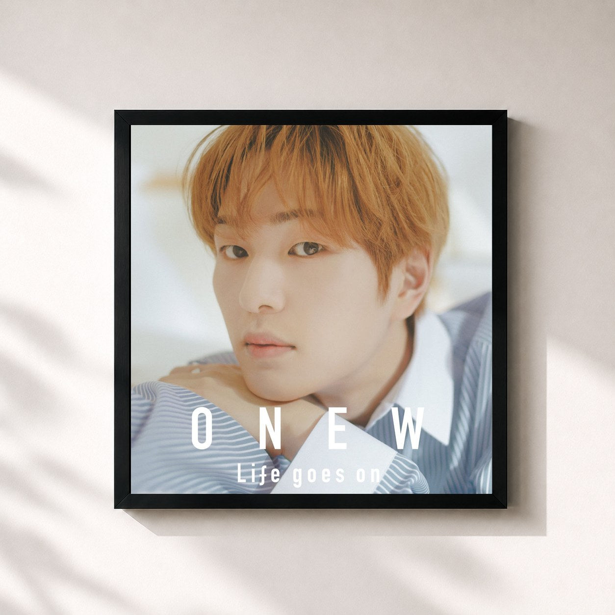 #noir Tableau carré de l'album Life goes on de ONEW, cadre noir 32x32 cm