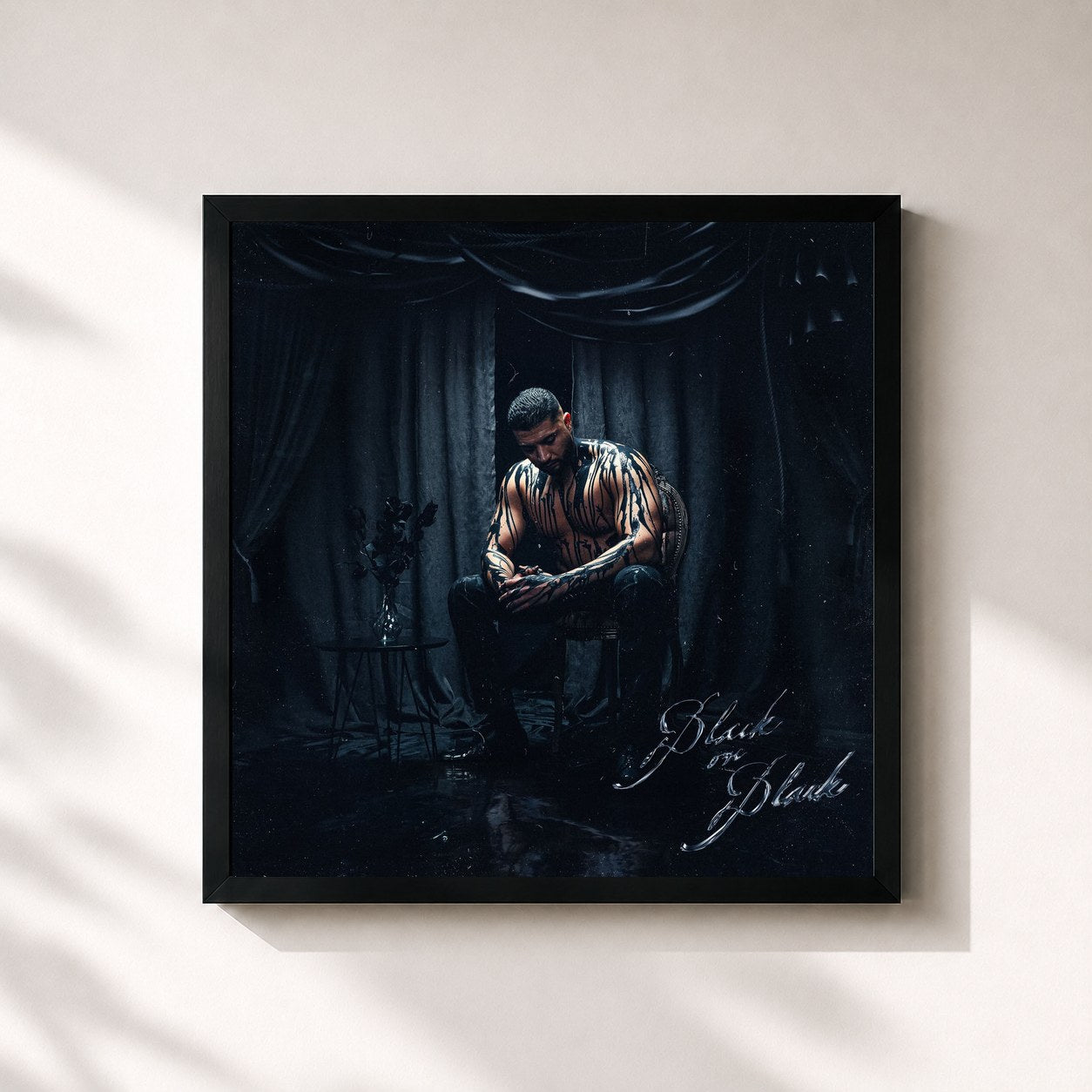#noir Tableau carré de l'album BLACK ON BLACK de Omar, cadre noir 32x32 cm