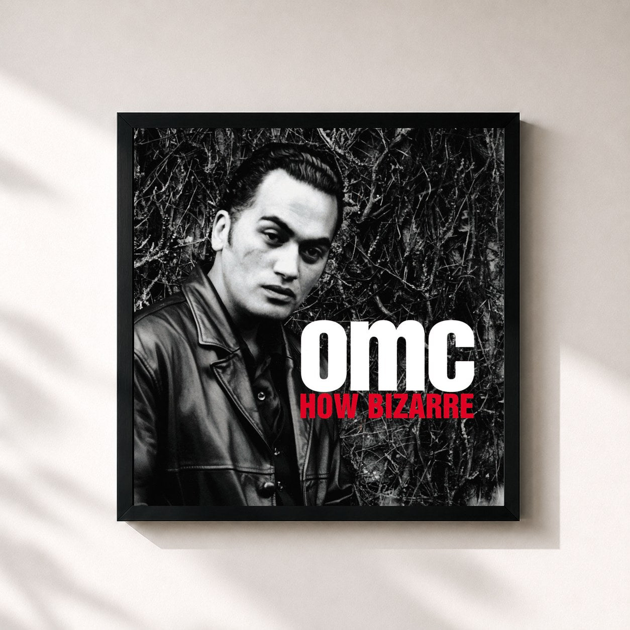 #noir Tableau carré de l'album How Bizarre (Deluxe) de OMC, cadre noir 32x32 cm