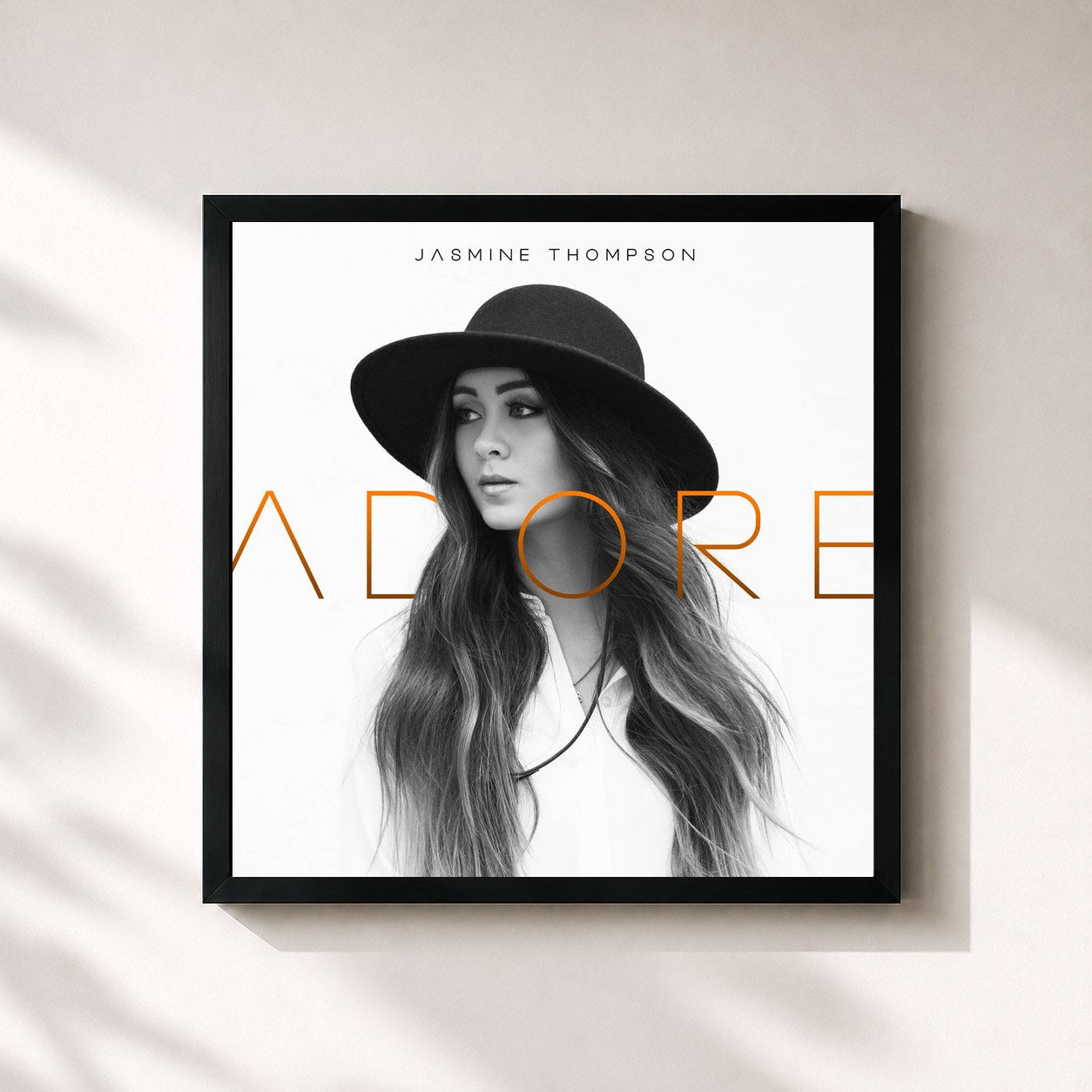 #noir Tableau carré de l'album Adore de Jasmine Thompson, cadre noir 32x32 cm