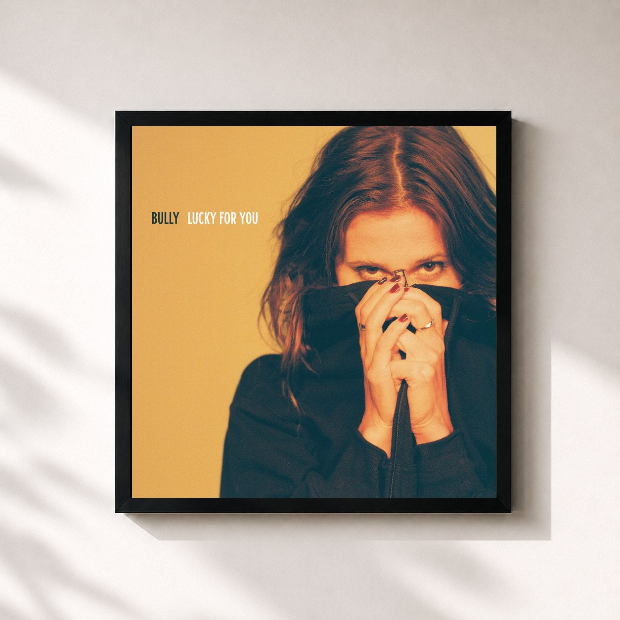 #noir Tableau carré de l'album Lucky For You de Bully, cadre noir 32x32 cm