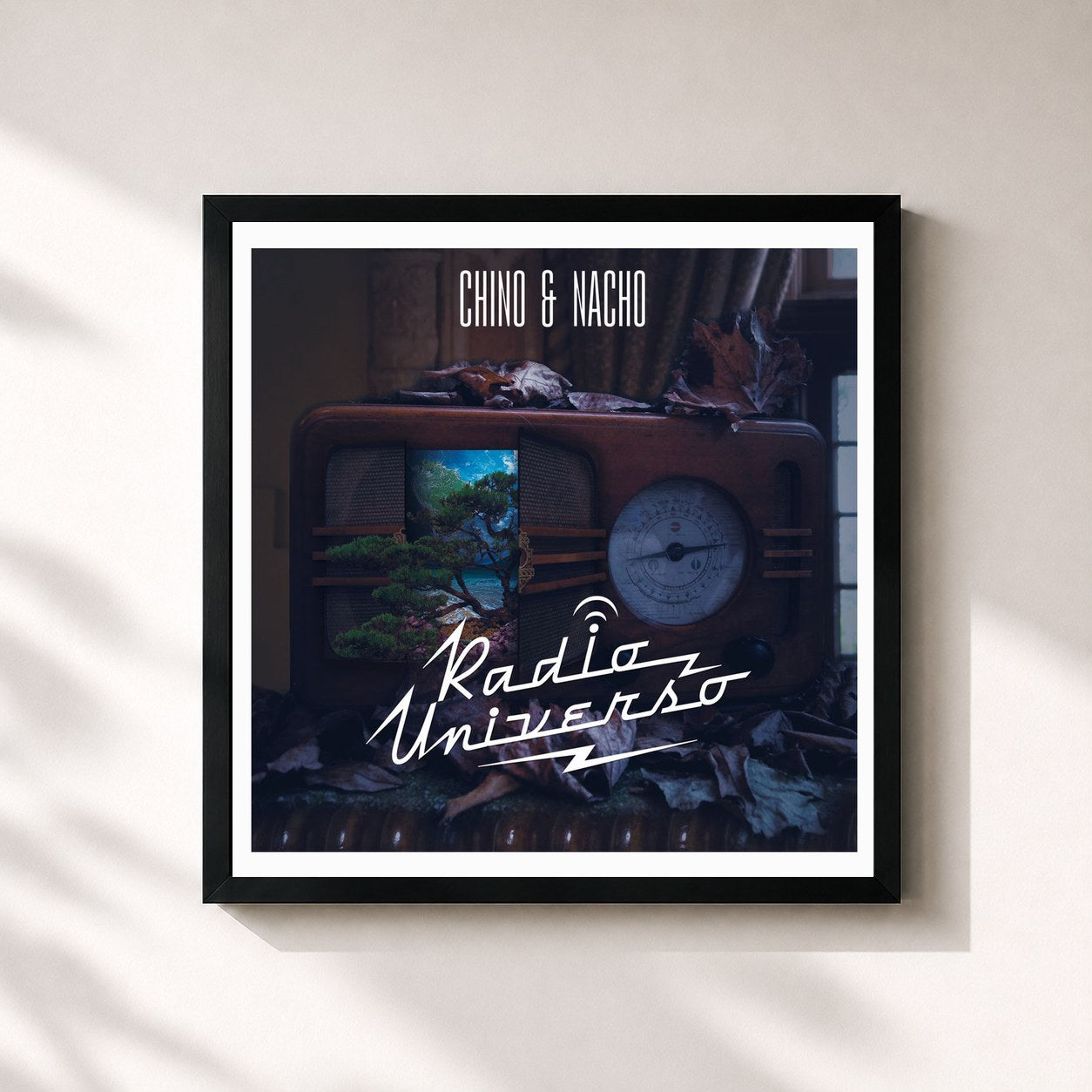 #noir Tableau carré de l'album Radio Universo de Chino & Nacho, cadre noir 32x32 cm
