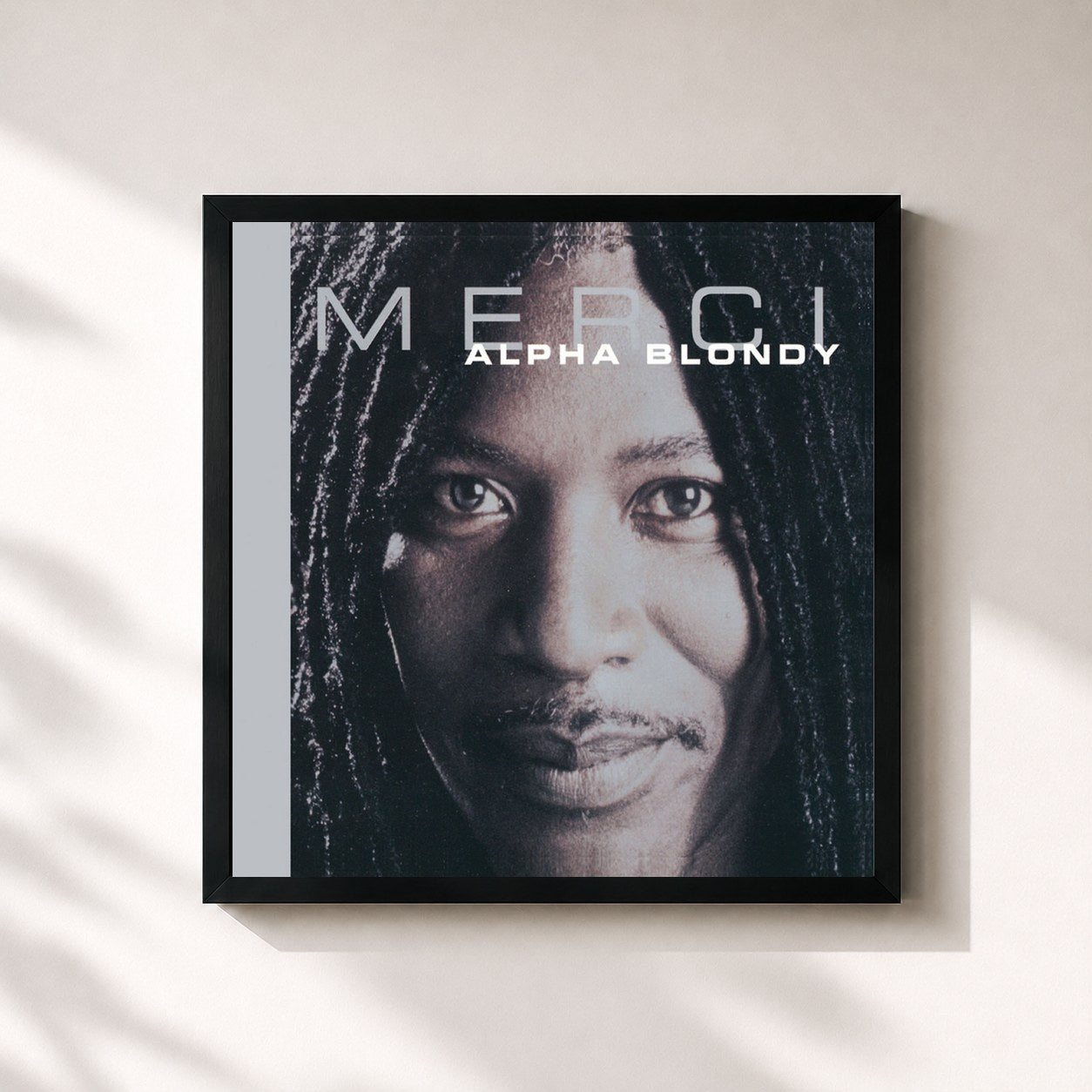 #noir Tableau carré de l'album Merci (2010 Remastered Edition) de Alpha Blondy, cadre noir 32x32 cm