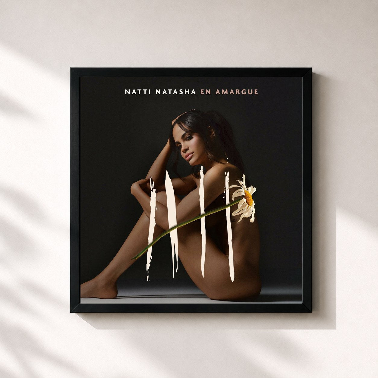 #noir Tableau carré de l'album Natti Natasha en Amargue de NATTI NATASHA   , cadre noir 32x32 cm